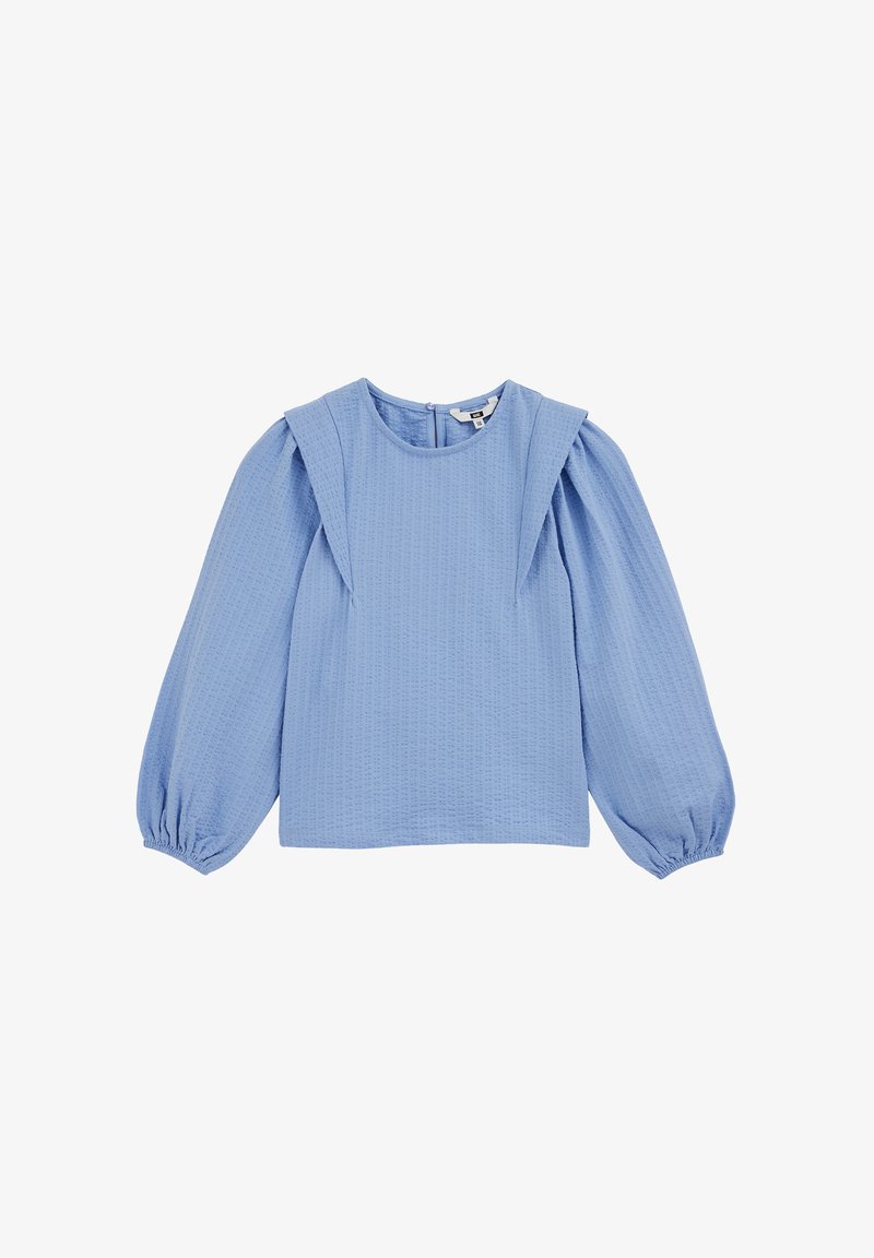 Lichtblauwe blouse met gestructureerde stof, ronde halslijn, pofmouwen in lange uitvoering, en geplooide details bij de schouders. Ontwerp met sluiting aan de achterkant.