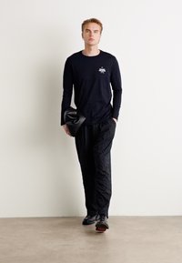 Tommy Hilfiger STACK TEE - Maglietta a manica lunga - desert sky