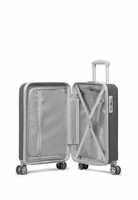 Grijze harde koffer met een zilverkleurig interieur, ritscompartimenten, crossbanden en vier wielen voor gemakkelijke mobiliteit. Uitbreidbare handgreep inbegrepen.