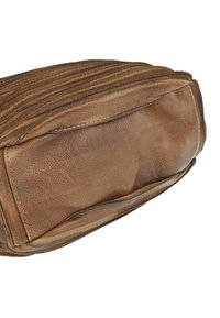 Sac à main en cuir brun avec une surface texturée et des coutures verticales. Dispose d'une forme douce et d'accents lisses, agrémenté d'un fond prolongé.