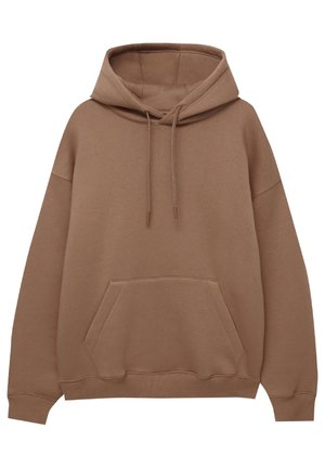 Brązowa oversize bluza z kapturem, z przednią kieszenią kangurka, regulowanym sznurkiem w kapturze oraz ściągaczami na rękawach i dole, prezentowana na białym tle.