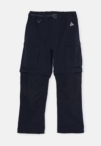Marine-Cargohose aus strapazierfähigem Stoff, mit einem Gürtel und Schnalle, mehreren Taschen und einer gemischten Textur mit glatten und ripstop Bereichen.
