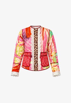 Πολύχρωμο καπιτονέ μπουφάν με ροζ, πορτοκαλί, κόκκινα και πράσινα μοτίβα, κεντρικό πάνελ με λεοπάρ σχέδιο, δαντελένιο τελείωμα, δύο κόκκινες μπροστινές τσέπες και δαντελένια μανίκια.