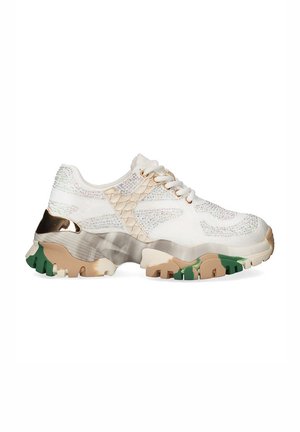 Zapatilla blanca con acentos iridiscentes, lados texturizados con patrón de serpiente, talón metálico dorado y suela gruesa con punta verde. Diseño con cordones.