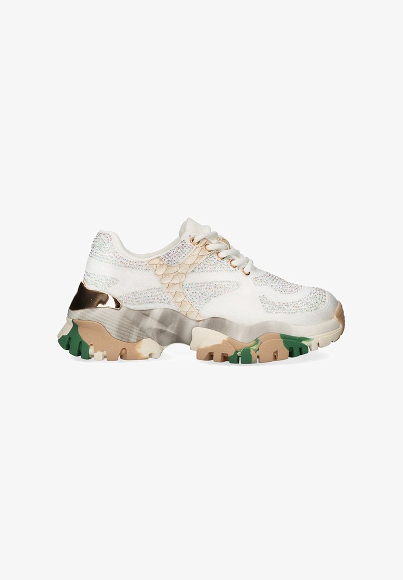 Zapatilla blanca con acentos iridiscentes, lados texturizados con patrón de serpiente, talón metálico dorado y suela gruesa con punta verde. Diseño con cordones.