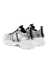 Sneakers in rete argentato con dettagli neri, dotati di una suola bianca chunky e un motivo testurizzato. Design con lacci e linguette sul retro.