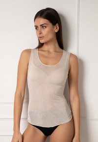 Top Beige senza maniche con scollatura rotonda, realizzato in un tessuto leggero e trasparente. Presenta un design aderente e una leggera svasatura all'orlo.
