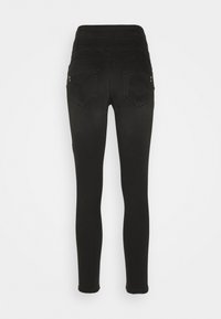 Jeans negros ajustados con una textura suave, que presentan bolsillos traseros y detalles de bordado sutiles. Diseño de cintura alta con una forma ceñida.