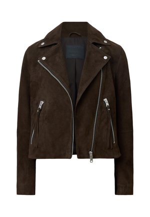 Giacca da motociclista in suede marrone scuro con cerniere argento, bottoni a pressione e un frontale asimmetrico. Presenta una silhouette leggermente accorciata.