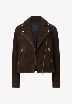 Chaqueta de biker de ante marrón oscuro con cremalleras plateadas, botones a presión y un frente asimétrico. Presenta una silueta ligeramente corta.