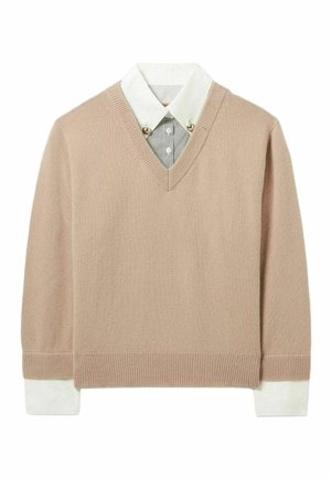 Pull en V en tricot beige doux avec un ourlet et des poignets côtelés, comportant une chemise col blanc en dessous avec de fines rayures et des boutons décoratifs.