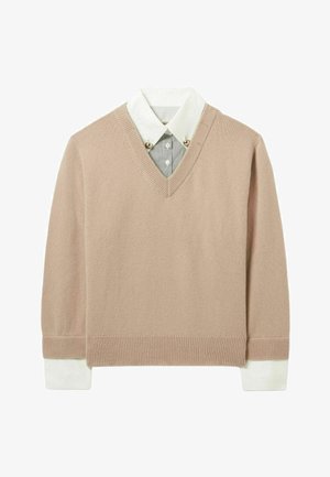 Maglione a V in morbido maglione beige con orlo e polsini a coste, caratterizzato da una camicia bianca sotto con sottili righe e bottoni decorativi.
