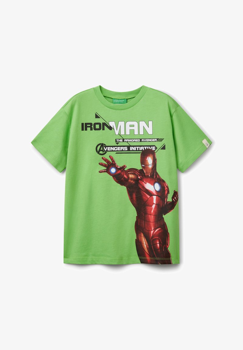 Zelené bavlněné tričko s velkým grafikou Iron Mana v červeném brnění, s textem "IRON MAN" a logem "Avengers Initiative" v černé barvě.