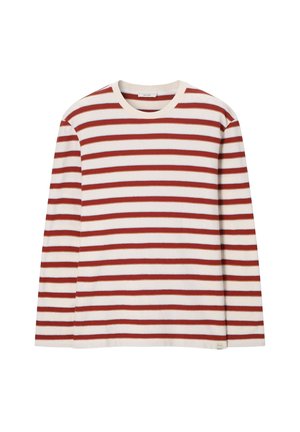 Chemise à manches longues avec des rayures horizontales rouges et blanches, col rond, et une petite étiquette à l’ourlet sur fond blanc.
