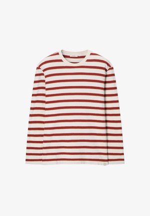 Langarmshirt met rode en witte horizontale strepen, ronde halslijn, en een klein labeltje aan de zoom op een witte achtergrond.