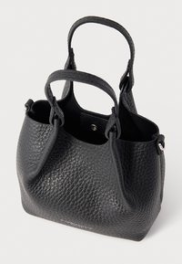 Crna kožna torba za nošenje, teksturirane površine, s dva kratka remena i otvorenim vrhom; ima kopču na pritisak i minimalne metalne detalje.