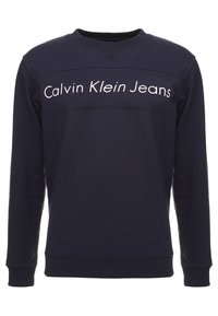 Felpa blu navy realizzata in tessuto morbido, con scollo rotondo, maniche lunghe e logo bianco "Calvin Klein Jeans" stampato sul petto.