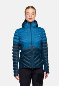 Blauwe, geïsoleerde jas met een capuchon, voorzien van een chevronpatroon en contrasterende donkerblauwe mouwen. Voorzien van een rits aan de voorkant en een logo op de linkerborst.