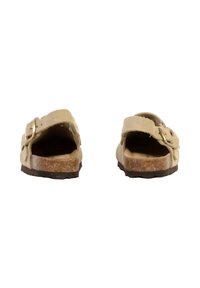 Tan suède instap sandalen met een gestructureerde kurken zool, voorzien van een gesp en een open hiel voor ventilatie.