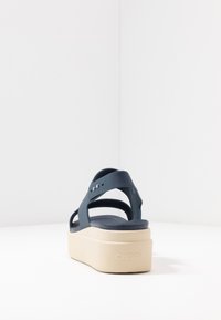 Crocs BROOKLYN LOW WEDGE - Tamancos - navy/stucco