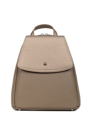 Sac à dos en cuir beige avec une surface texturée, de forme triangulaire, à fermeture rabat et un petit accent métallique à l'avant.