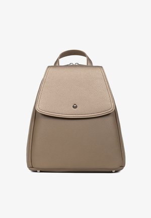 Sac à dos en cuir beige avec une surface texturée, de forme triangulaire, à fermeture rabat et un petit accent métallique à l'avant.