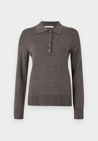 Polo en maille à manches longues gris, fabriqué en tissu tricoté doux. Présente un col classique et six boutonnières à l'avant. Texture lisse.