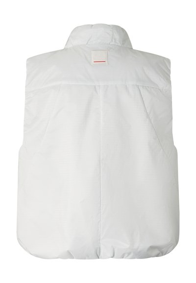 Biała pikowana kamizelka bez rękawów z wysokim kołnierzem i małą kwadratową metką z tyłu na górze.