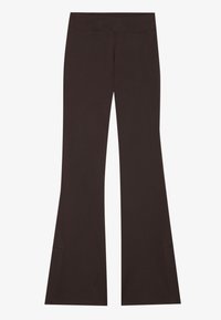 Pantalones de talle alto y acampanados de tela marrón oscuro sólida con una textura suave y aberturas en los laterales del dobladillo, que cuentan con una cinturilla ancha.