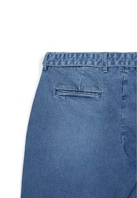 Pantaloni in denim di blu medio con una texture liscia; presentano una tasca posteriore con un bordo cucito sottile e una cintura con passanti.