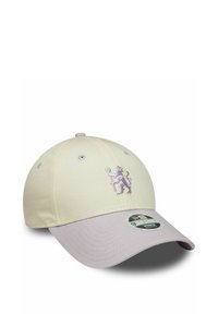 Baseballkappe aus hellem beigem Stoff mit einem lila gestickten Löwenlogo und einem kontrastierenden lila gebogenen Schirm; verfügt über eine strukturierte Krone und Belüftungsöffnungen.
