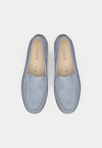 Γαλάζια σουέντ παπούτσια χωρίς κορδόνια με στρογγυλερή μύτη, απλές ραφές και υφασμένο πάτο. Το λογότυπο Gabor είναι ορατό στις εσωτερικές σόλες.