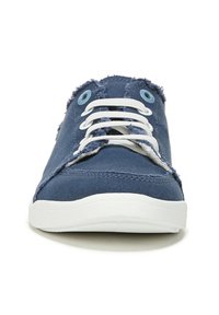 Blauwe canvas schoen met witte veters en oogjes, gestructureerde stof en een ronde neus. Opvallende rafelige randen aan de bovenkant. Witte rubberen zool.