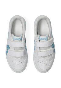 Bílé sportovní boty s suchými zipy a světlomodrými akcenty. Hladký kožený svršek, perforovaná špička pro prodyšnost, polstrovaný límec.