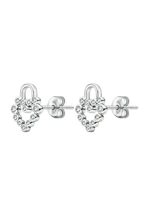 Orecchini a perno a forma di cuore in argento con strass trasparenti, caratterizzati da un design a lucchetto; metallo lucido con una texture liscia.