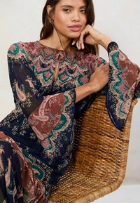 Lipsy REGULAR FIT - PLACEMENT PRINTED FLUTE RUFFLE DETAIL - Vapaa-ajan mekko - navy