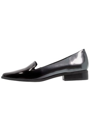 Sort laklæder lavhælet loafer med rundet tå, slip-on design og glat blank finish.