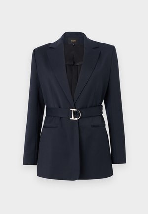 Sininen bleiseri, jossa on muotoiltu istuvuus, yksinkertainen napitus ja hopeinen vyönsolki. Sisältää kaksi etutaskua ja sileän pinnan.