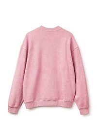 Felpa in pile rosa con colletto rotondo, spalle scese e polsini a costine. Presenta una consistenza morbida e una vestibilità rilassata, senza cuciture visibili.