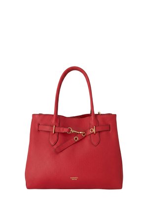 Borsa a mano in pelle rossa con due manici, cinturino frontale decorativo con fibbie dorate e piccolo nome del marchio "Gianmarco Venturi" in oro vicino al fondo.
