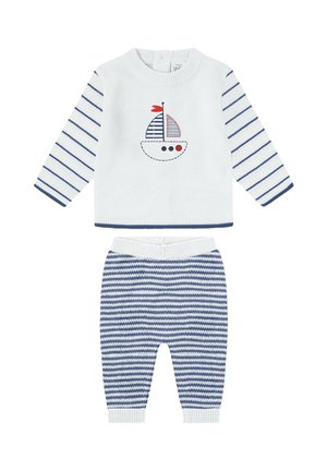 Conjunto de bebé blanco de manga larga con mangas a rayas horizontales azules, gráfico de velero en el frente y pantalones de punto a rayas azules y blancas.
