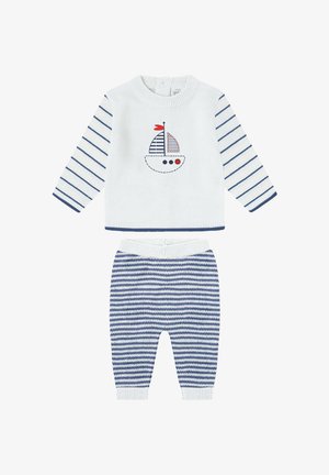 Conjunto de bebé blanco de manga larga con mangas a rayas horizontales azules, gráfico de velero en el frente y pantalones de punto a rayas azules y blancas.
