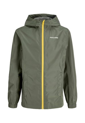 Oljčno zelena jakna s kapuco, rumenim sprednjim zadrgo, elastičnimi manšetami, stranskimi žepek in belim napisom "JACK & JONES" na prsih.