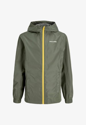 Jachetă cu glugă verde măsliniu, fermoar frontal galben, manșete elastice, buzunare laterale și logo alb „JACK & JONES” pe piept.