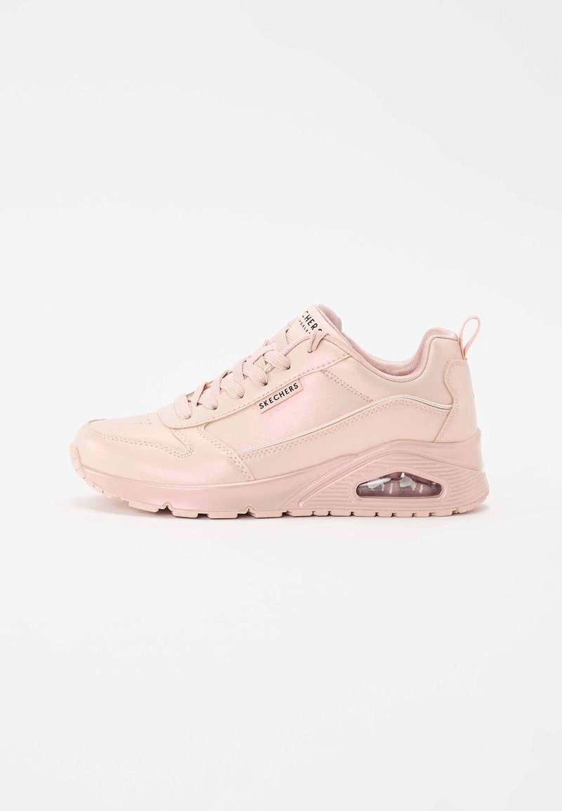 Baskets Skechers rose clair avec semelle à coussin d'air visible, design à lacets, et étiquette de marque sur le côté et la languette, présentées sur fond blanc.
