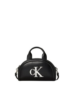 Petit sac à main en cuir noir avec deux petites poignées, bandoulière amovible et grand logo blanc "cK" sur le devant.