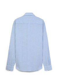 Chemise rayée bleu clair avec un col boutonné, manches longues et poignets, présentant des rayures blanches verticales alternées et un ourlet arrondi.
