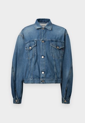 Τζάκετ τζιν σε μεσαίο μπλε χρώμα με κουμπιά μπροστά, δύο τσέπες στο στήθος και μακριά μανίκια. Διαθέτει κομμένο σχέδιο και μεταλλικά κουμπιά.