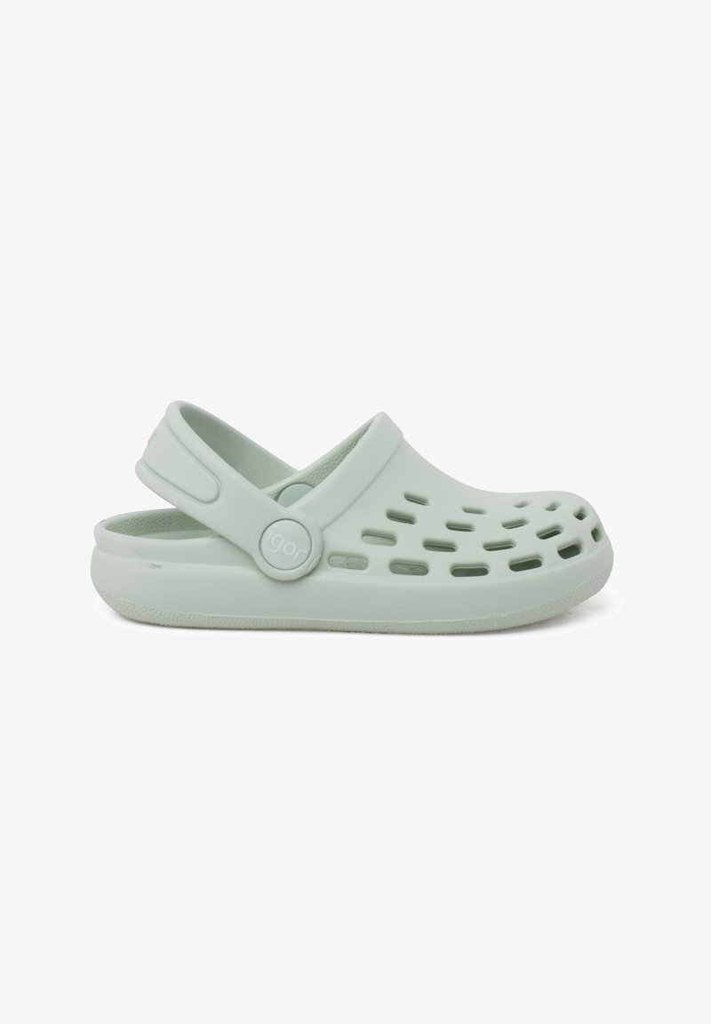 Hellgrüne Gummi-Clogs mit Ausschnitten, verstellbarem Fersenriemen und Logo-Detail an der Seite. Glatte Textur und rundes Design der Zehenpartie.