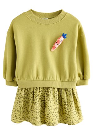 Grünes langärmliges Kleid mit Leopardenmuster-Rock und einer lächelnden Cartoon-Karotten-Brosche auf der Brust.